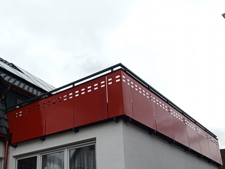 Balkongeländer aus rotem Metall