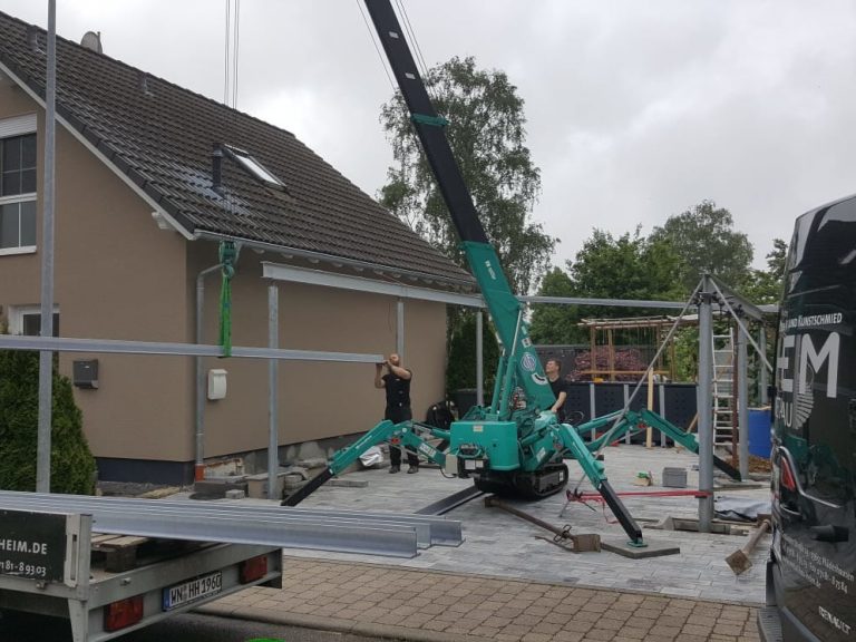 Kran und Mitarbeiter