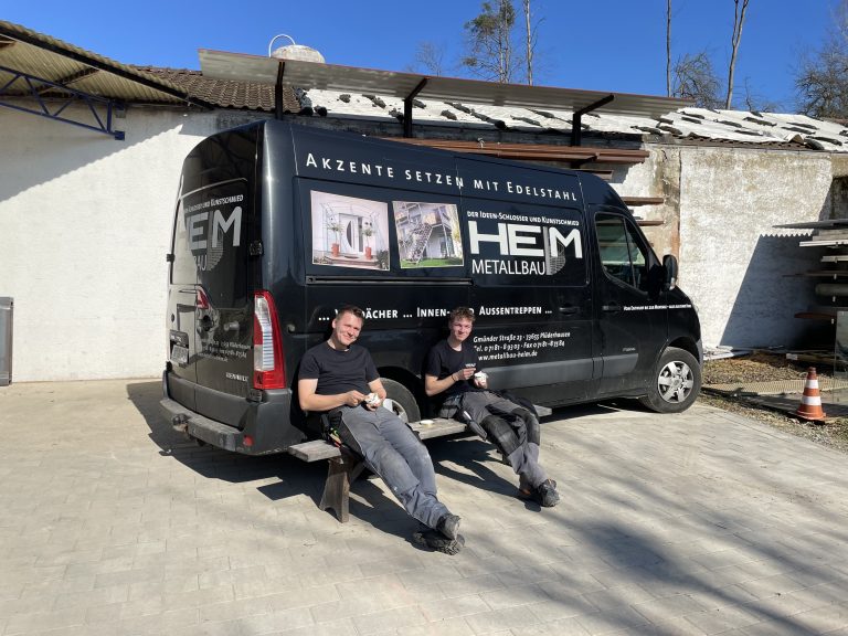 Mitarbeiter essen Eis in der Sonne