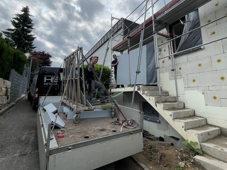 Mitarbeiter auf Montage