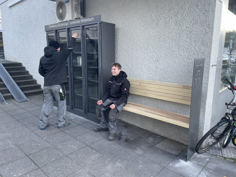 Mitarbeiter und ein öffentliches Bücherregal